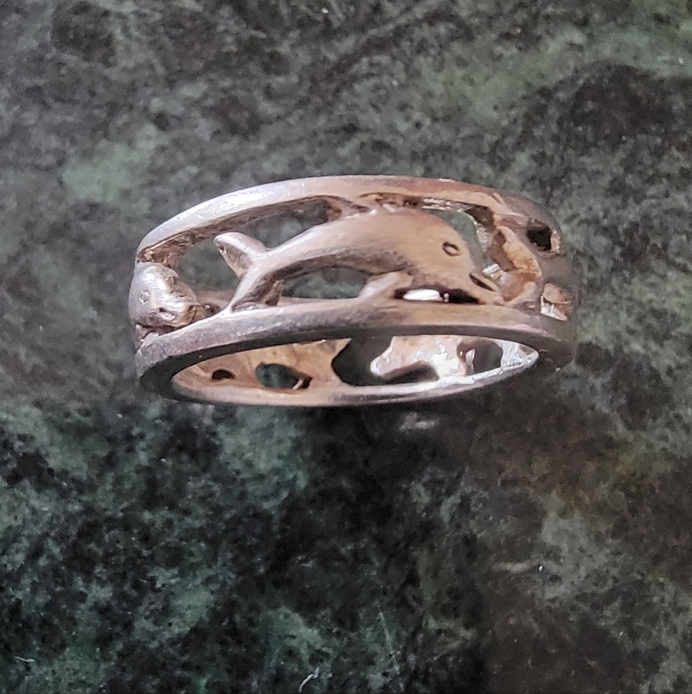 Elegant 925 Sterling Silver Dolphin Ring Size  8. - Picture 2 of 6